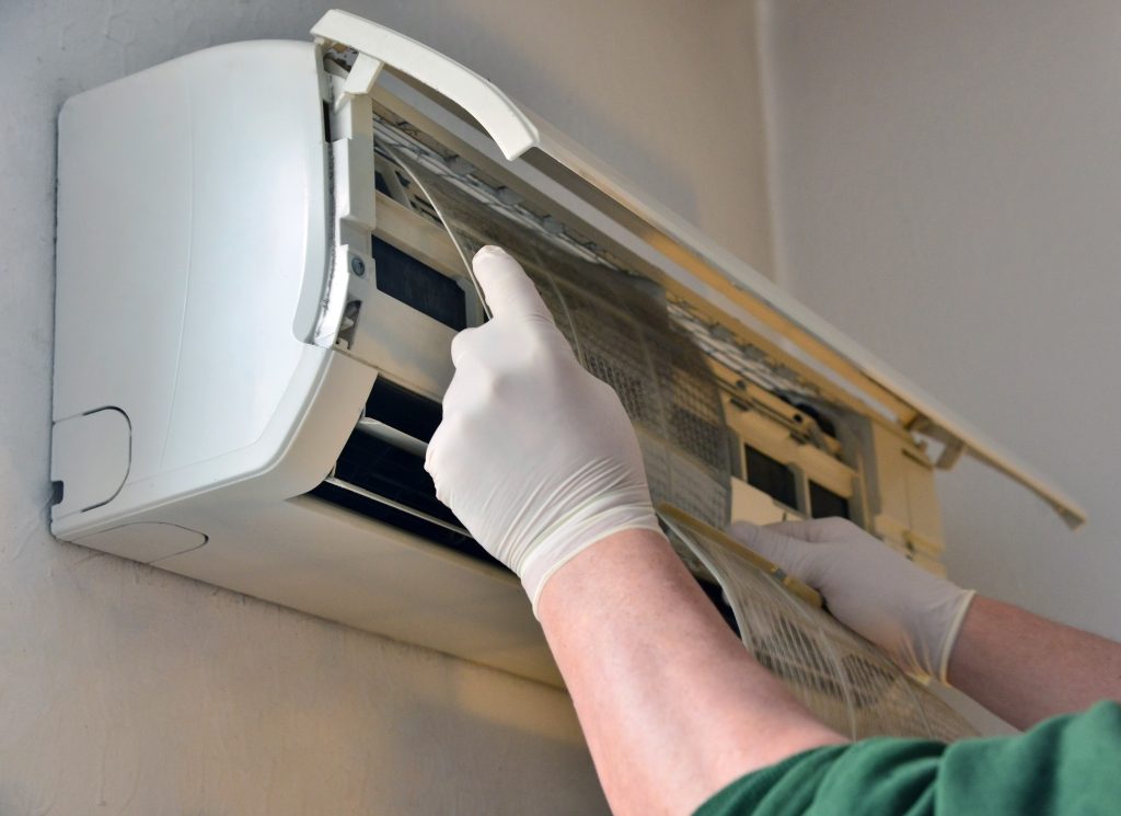 Air conditioner with remote controller